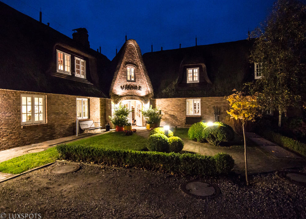 Das Suitenhotel Village auf Sylt bei Nacht