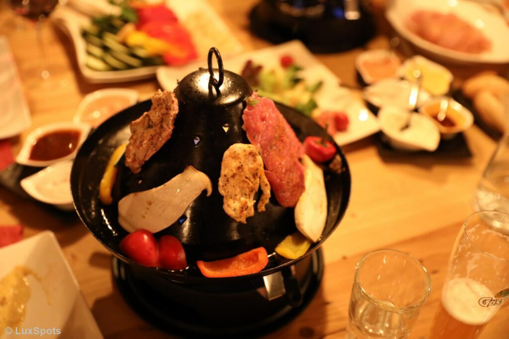 Fleisch und Gemüse werden beim Hutessen gegart