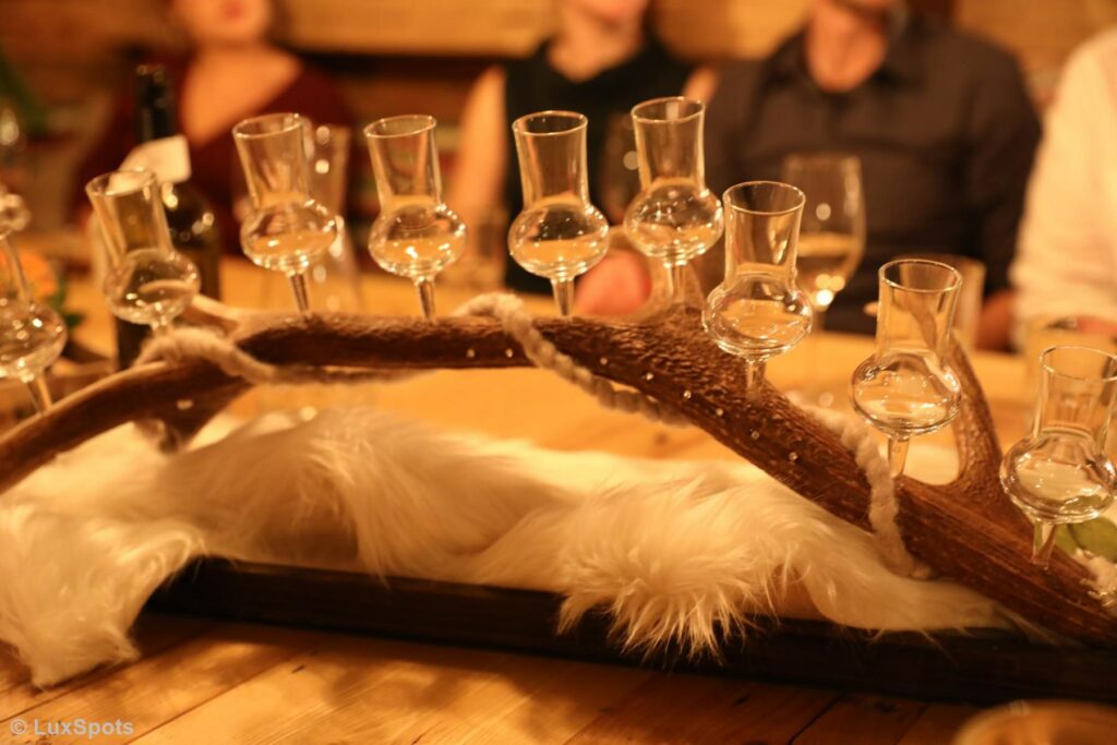 Schnapsgläser im Hirschgeweih