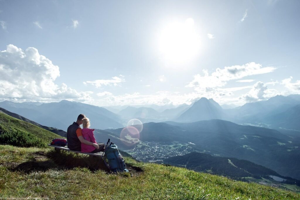 Ein Paar guckt auf den Berg "Seefelder Spitze" in Tirol.