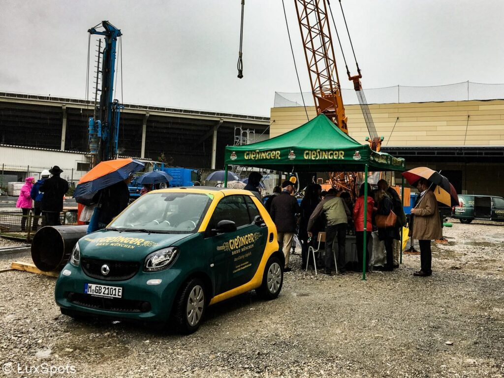 Pressekonferenz im Freien auf der Baustelle des Giesinger Bräu in München