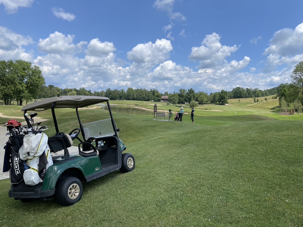 Golfcart mit Golfspielern in Gut Altentann bei Salzburg
