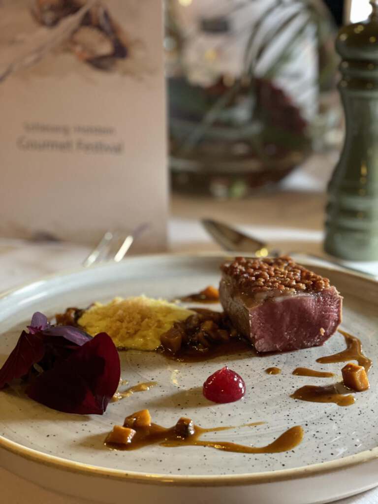 Lammgericht vor Speisekarte beim 37. Schleswig-Holstein Gourmet Festival