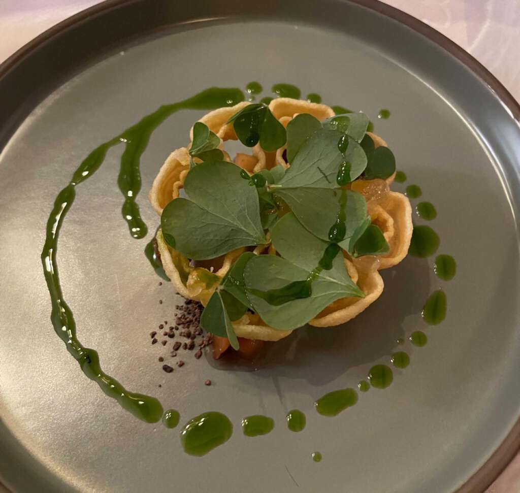 Das Dessert: Schwarzer Knoblauch an Roh-Kakao und Yuzu