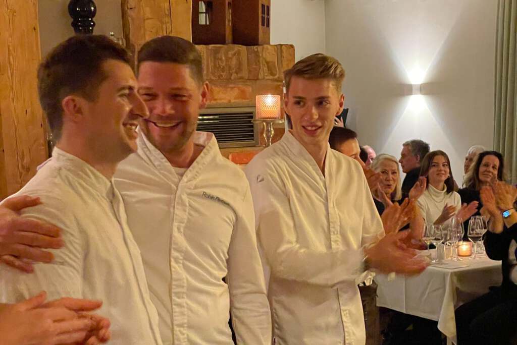 Robin Pietsch beglückwünscht Felix Lestrat für seine Leistung beim 37. Schleswig-Holstein Gourmet Festival