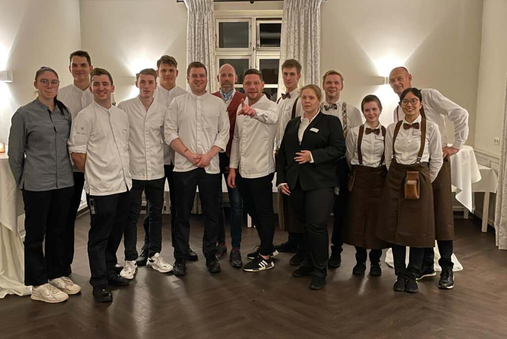 Das Küchen- und Restaurantteam mit Robin Pietsch und Felix Lestrat im Friederikenhof, Lübeck