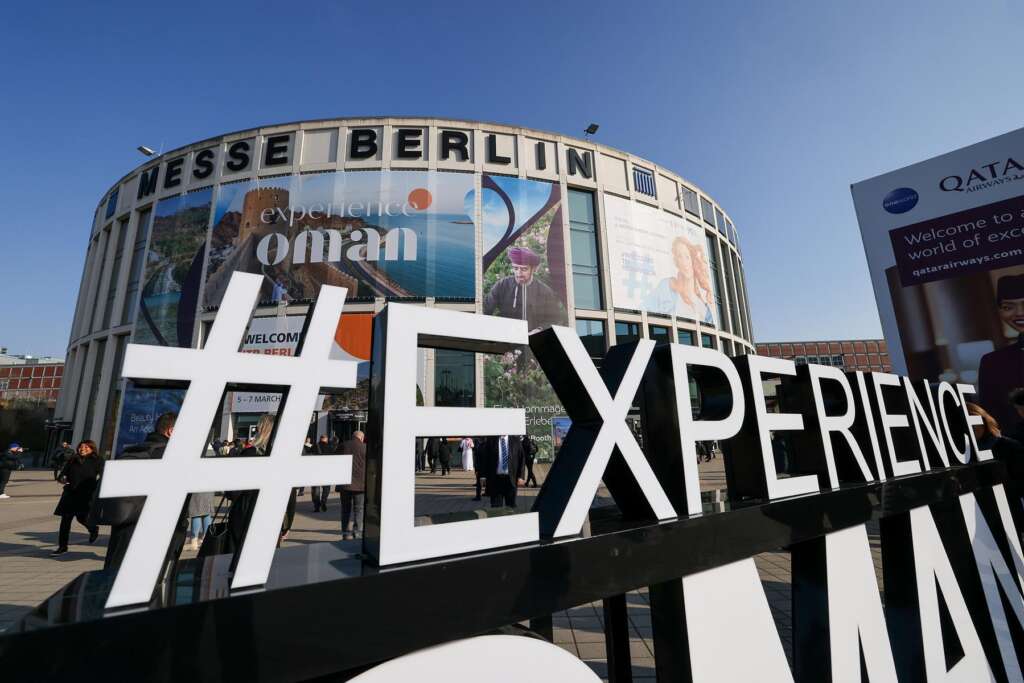 Süd-Eingang zur ITB 2024 in Berlinn mit Schild #Experience Oman