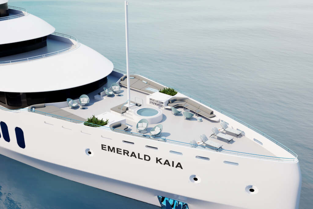 Rendering einer Luxusyacht namens „Emerald Kaia“ mit geräumigem Deck, ausgestattet mit Whirlpool, Sitzbereich und Pflanzen, auf ruhigem Wasser.